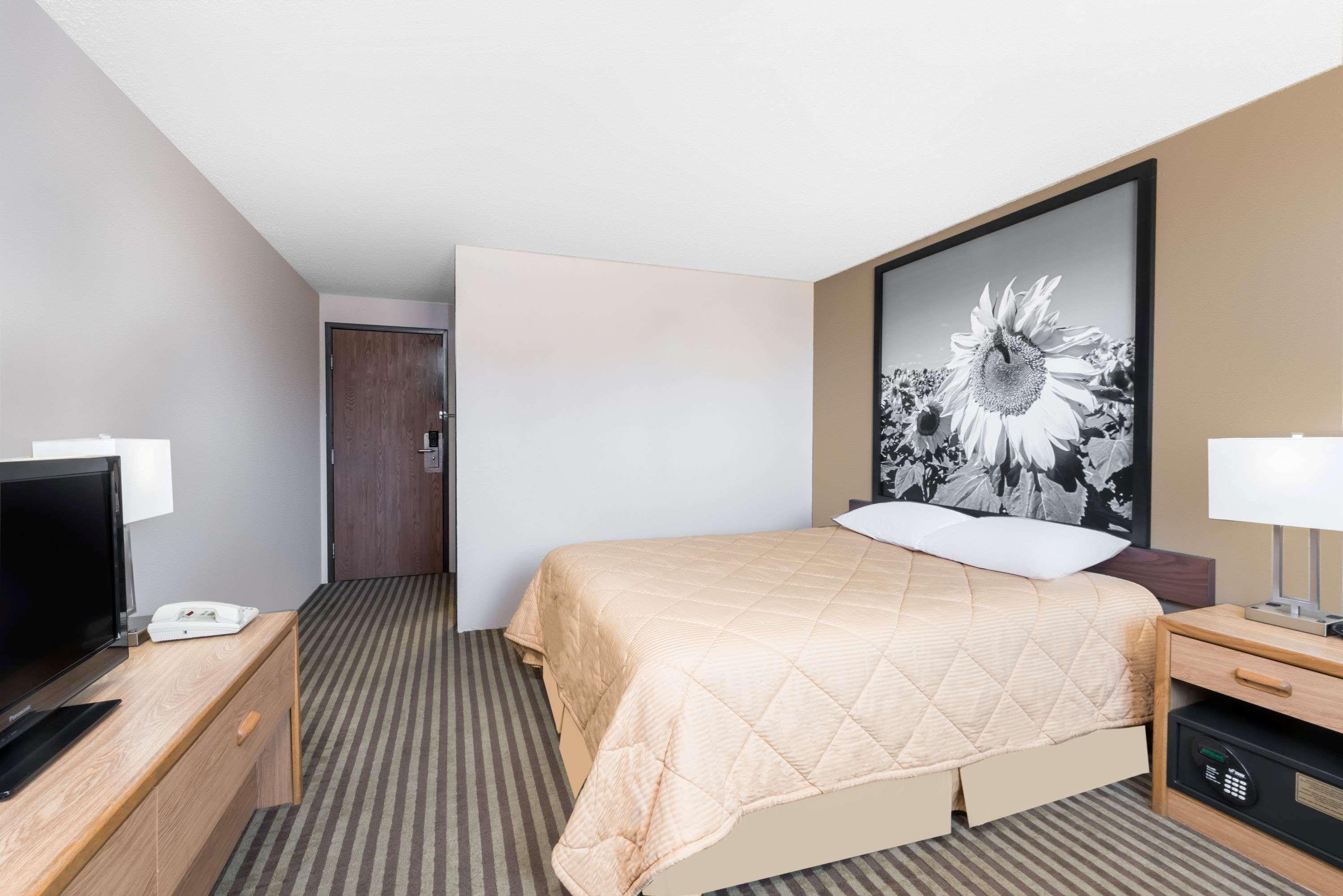 Super 8 By Wyndham Bowman Hotel Ngoại thất bức ảnh