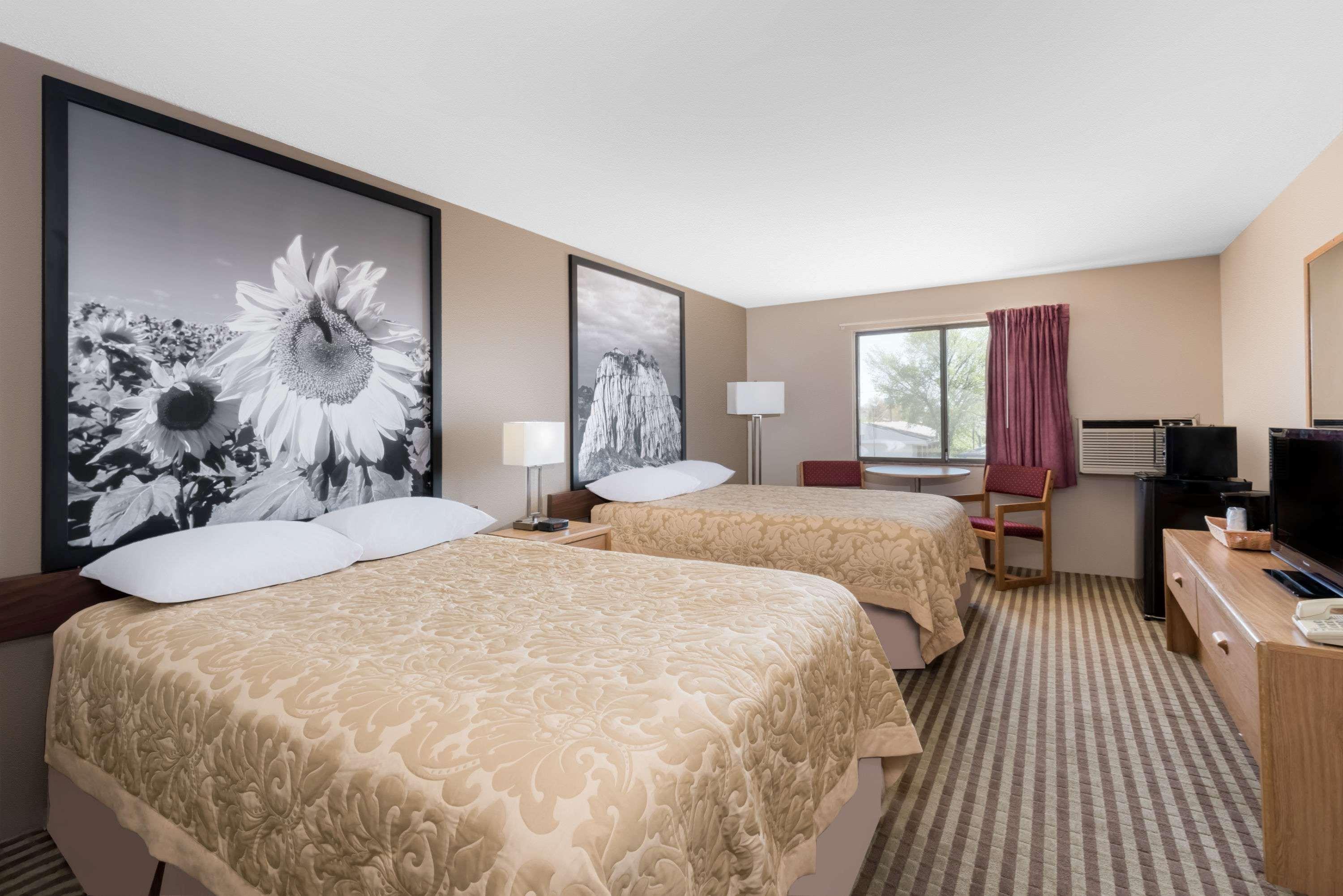 Super 8 By Wyndham Bowman Hotel Ngoại thất bức ảnh